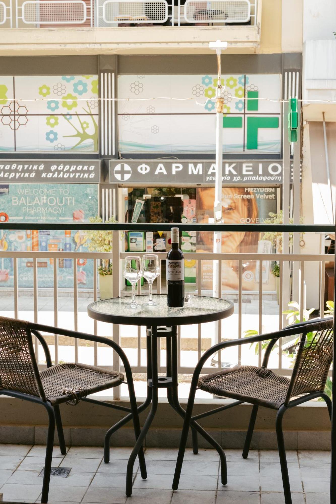 Апартаменты Charming & Authentic Gem - Walk To Port & Shops! Патра Экстерьер фото